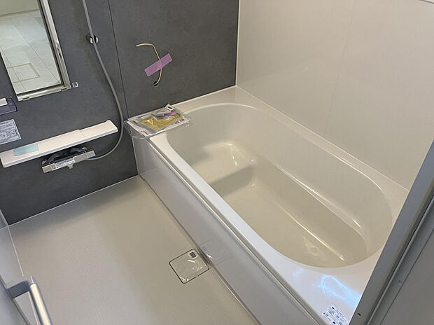 【【玄関/同仕様】】オート機能（自動施錠機能・不正解錠防止機能）搭載の防犯性の高い玄関ドア。スマートフォン・リモコン・カードキーなど、多彩なカギから自由にセレクト可能です。