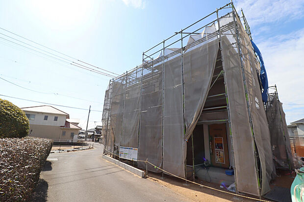 【【外観写真/(2)号棟】】3面採光のLDK&2面バルコニーを採用した、明るく開放感のある2号棟。3台分のカースペース(車種による)付きで、ご家族それぞれのお車をお持ちの方にも対応可能です。