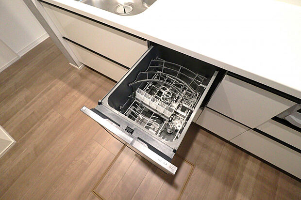 【【キッチン】】食器の洗い上げから乾燥まで仕上げてくれる時短家事アイテム◎ビルトインタイプのため、見た目がすっきりし、置き場所を取りません。