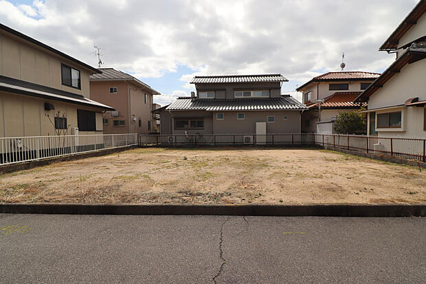 【【現地写真】】土地面積60坪超、建物面積35坪超の「4LDK」新築戸建。耐震性や永く住み続けられるこだわりの構造で、快適な暮らしを実現できます。