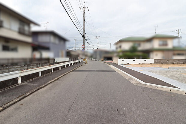 【【前面道路含む現地写真】】日々のお買い物に便利なスーパーや緑豊かな公園が徒歩5分圏内にあり、子育て世帯にも嬉しいロケーションです。/2026年9月11日撮影時点 ※歩道部分にはポストコーン設置予定
