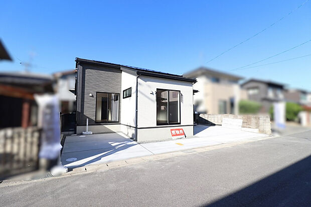 【【外観写真】】前面道路は南側幅員約5.9m公道に面しています。お車の出入庫もしやすく、駐車や発進もストレスなく行えます。周辺の道路幅・交通量など、現地にてご確認いただけます。