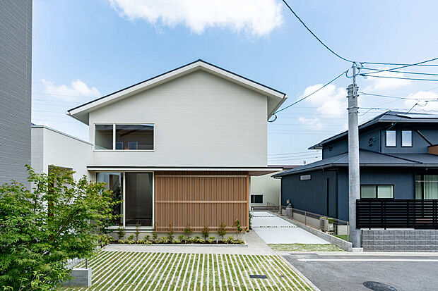 駐車場から庭への動線
買い出しや大きな荷物があった場合も、スムーズに室内に運べる。