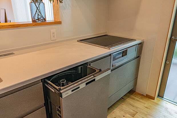 【充実のキッチン設備】タカラスタンダード「オフェリア」を採用、3口IHコンロとグリル、さらに食器洗浄機付き