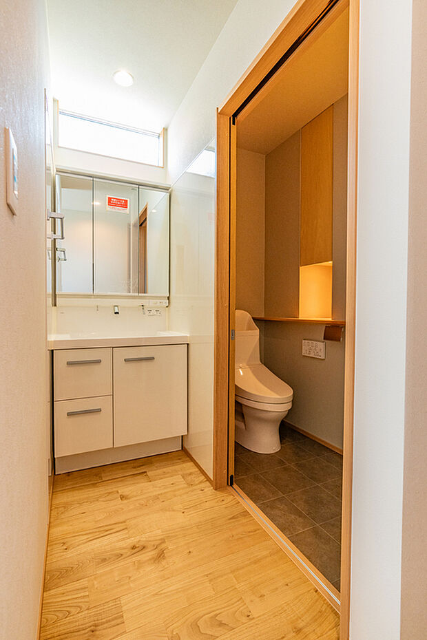 【洗面台】脱衣室から独立した洗面台、あかりとりの高窓がさわやかさを演出