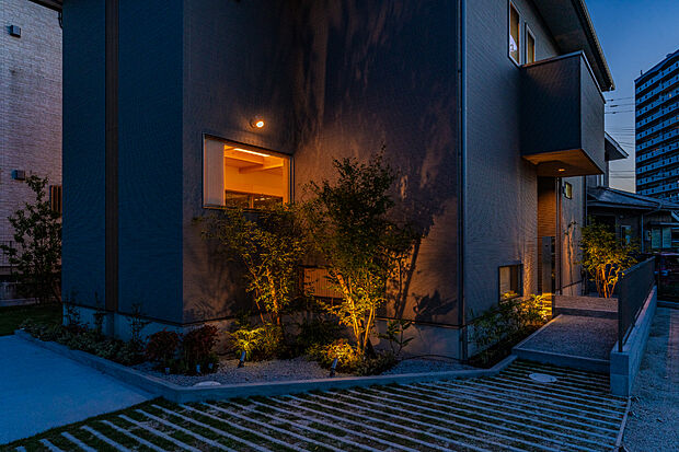 【玄関アプローチ】玄関アプローチは自動点灯設定のやさしい灯りがお出迎え