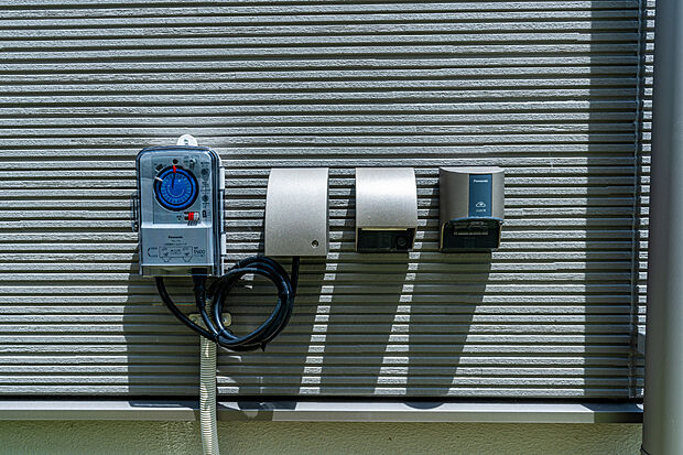 【エクステリア設備】屋外水栓だけでなく、屋外電源やEV電源、エクステリア灯の自動点灯消灯装置も装備
