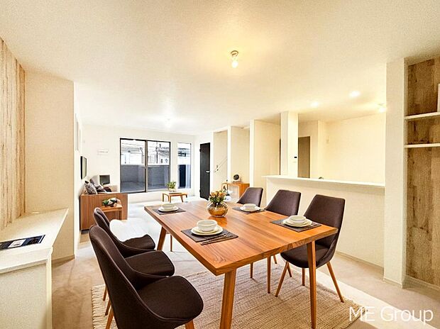 プライバシーも守れる2階リビングは明るく開放感たっぷり!※家具はCGです