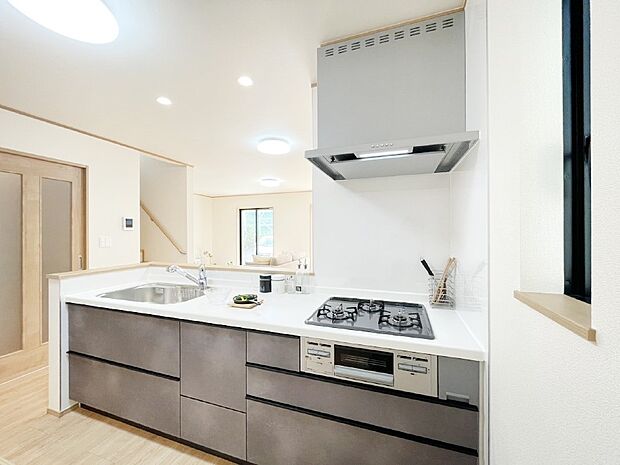 カウンター越しに楽しいおしゃべり。いつものお料理がもっと美味しくなりそうですね。 