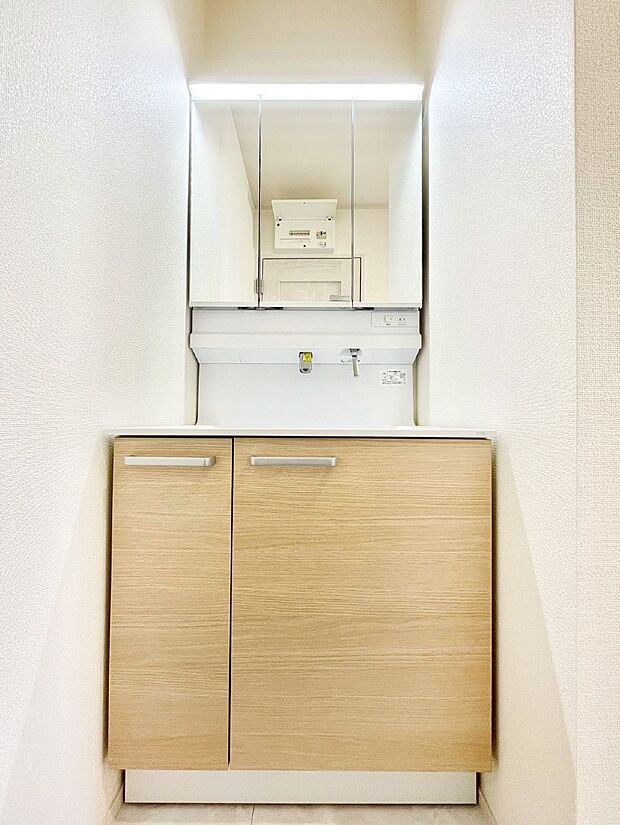 収納力と機能性に優れたお手入れラクラク洗面化粧台！  