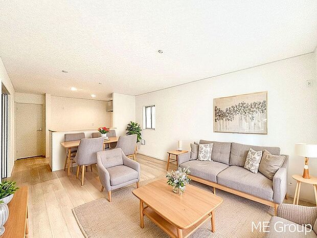 ご家族の賑やかな話し声で包まれる明るいリビング  ※家具はCGです