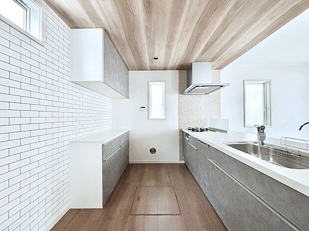 カップボードを設置した充実のキッチン。家族で一緒にお料理するのも楽しくなるキッチンです。  