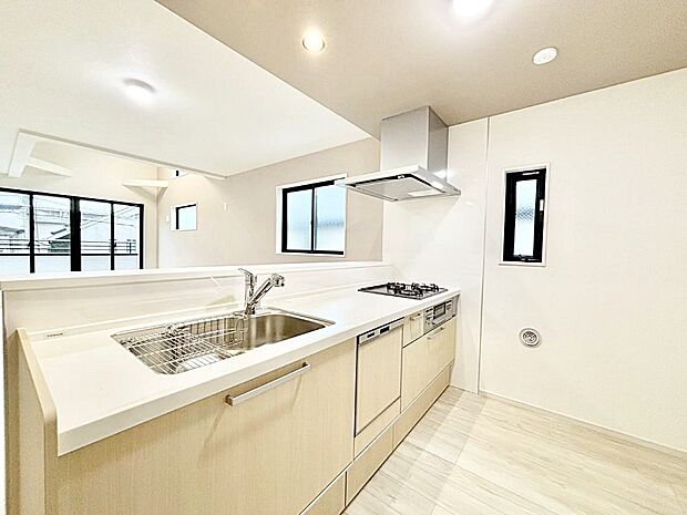 カウンター越しに楽しいおしゃべり。いつものお料理がもっと美味しくなりそうですね。