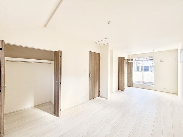 ドア＆クローゼット2ヵ所付きなので2部屋に分けて利用可