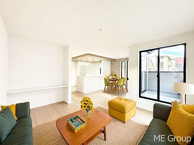 プライバシーも守れる2階リビングは明るく開放感たっぷり！　※家具はCGです