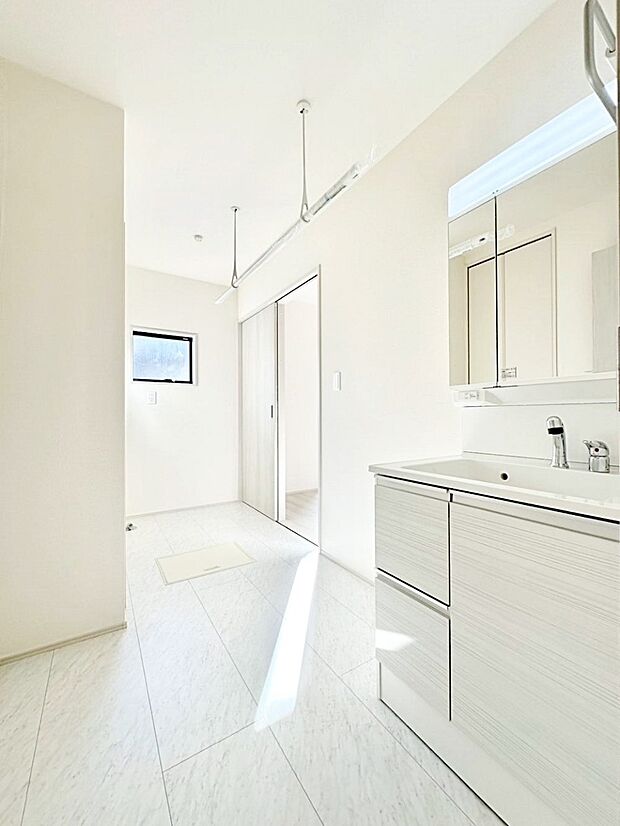 柔らかな朝の光を感じられる窓がついた洗面室