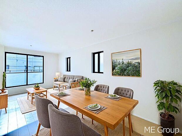 ご家族の賑やかな話し声で包まれる明るいリビング  ※家具はCGです