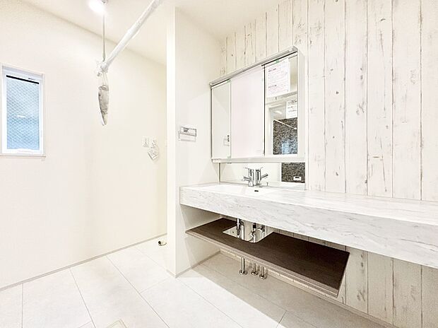 清潔感ある洗面化粧室で朝の身支度も快適