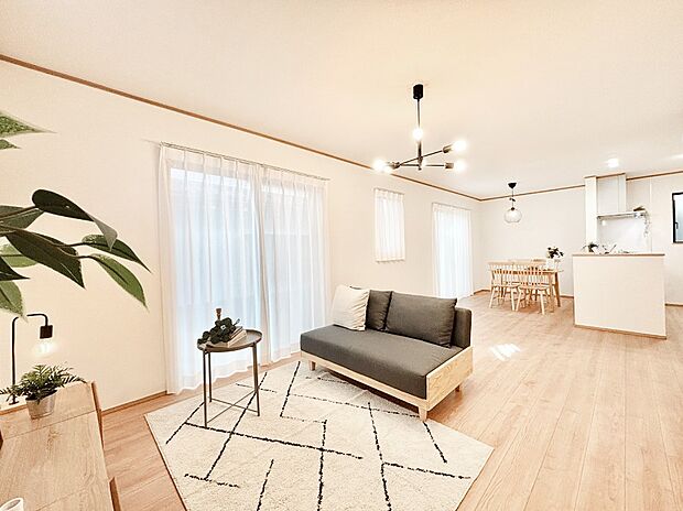 大きな窓からたっぷりの陽光と風を感じられるLDK