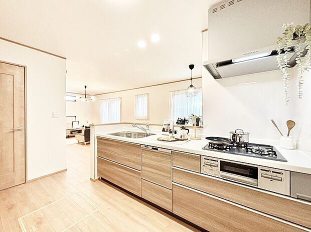 カウンター越しに楽しいおしゃべり。いつものお料理がもっと美味しくなりそうですね。