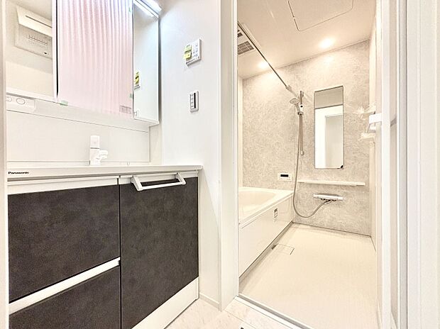 清潔感のある快適空間です。毎日の身支度も気持ち良くお使い頂けます。