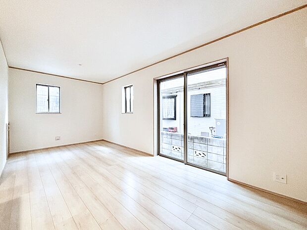 日当たりの良いリビング。お気に入りのグリーンを飾れば更に心地よさがアップ!