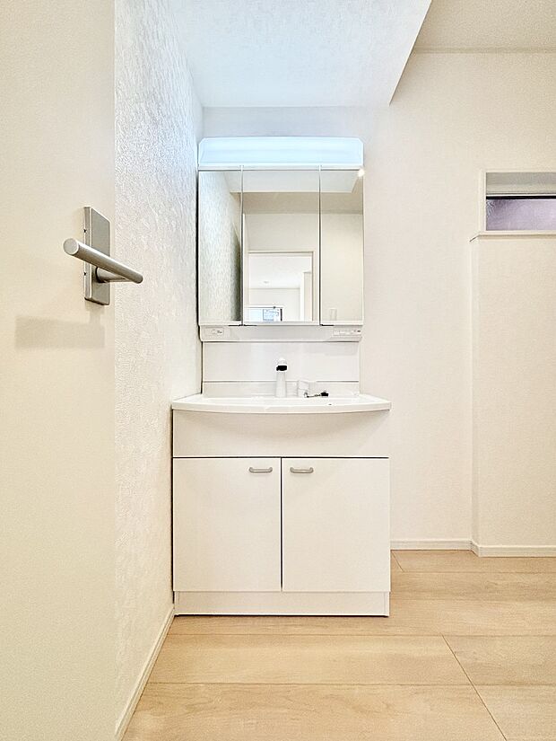 収納力と機能性に優れた洗面化粧台　