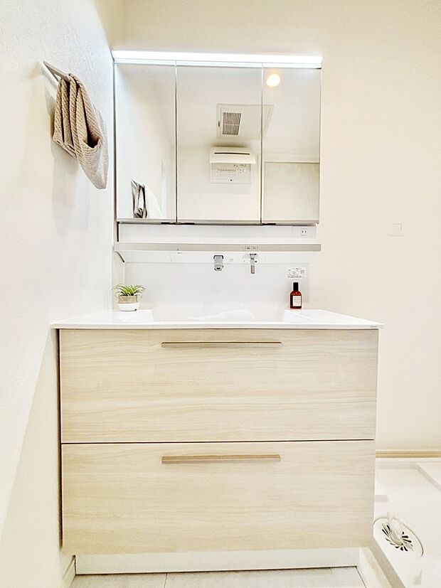 収納力と機能性に優れた洗面化粧台