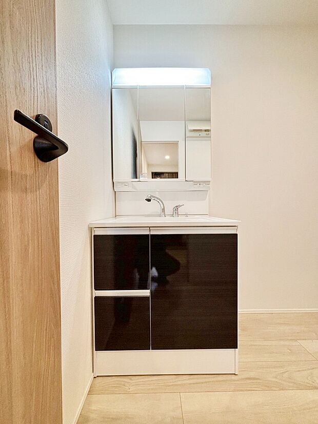 収納力と機能性に優れた洗面化粧台　