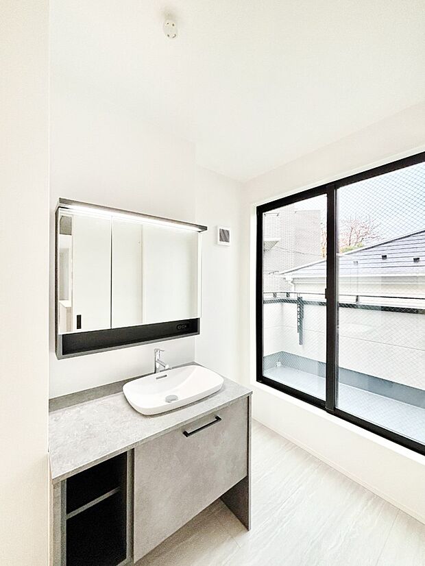 ミニバルコニーに面しているので洗濯物をすぐに干せて使いやすい洗面室。