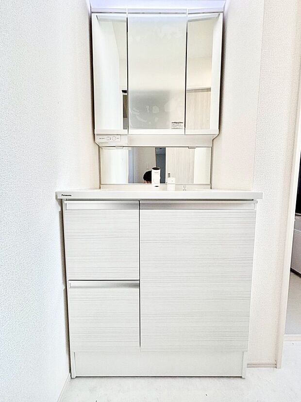 大きく見やすい三面鏡で清潔感ある洗面台は、身だしなみチェックや肌のお手入れにおすすめです。 