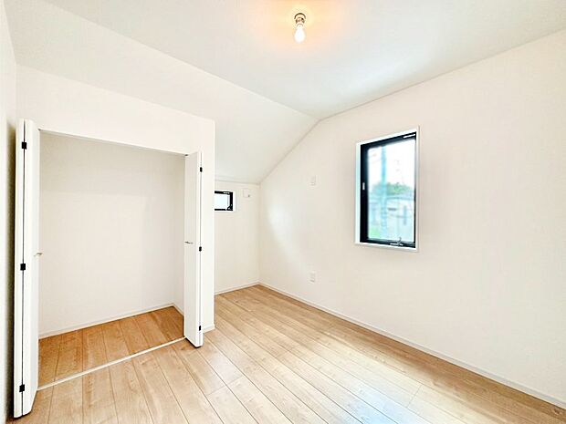 やさしい光がさしこむ居室はしっかり収納付き