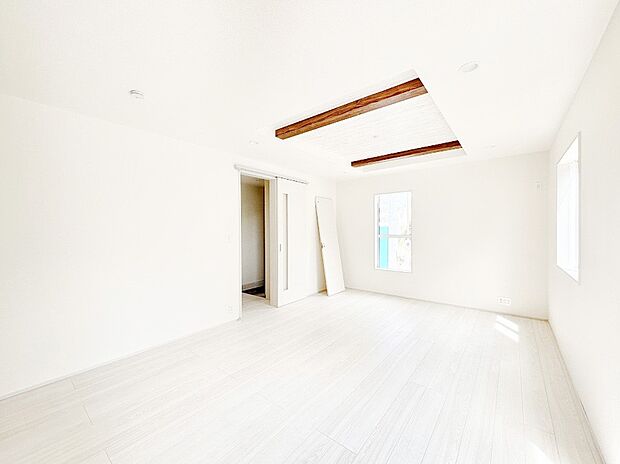 折り上げ天井はは立体的な奥行きがあるので、天井が広く見えて開放的な空間を演出できます。  