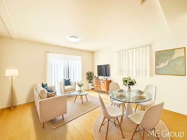 ご家族の賑やかな話し声で包まれる明るいリビング  ※家具はCGです