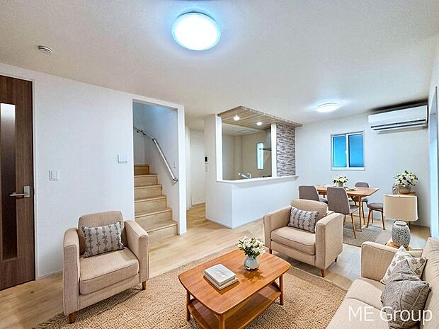 ご家族の賑やかな話し声で包まれる明るいリビング  ※家具はCGです