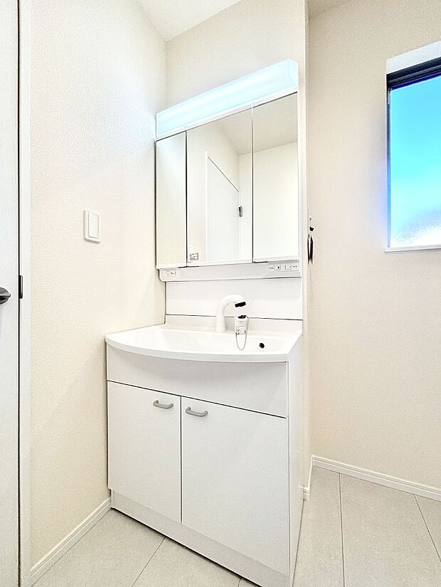 大きく見やすい三面鏡で清潔感ある洗面台は、身だしなみチェックや肌のお手入れにおすすめです。