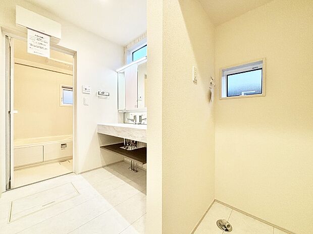 清潔感ある洗面化粧室で朝の身支度も快適