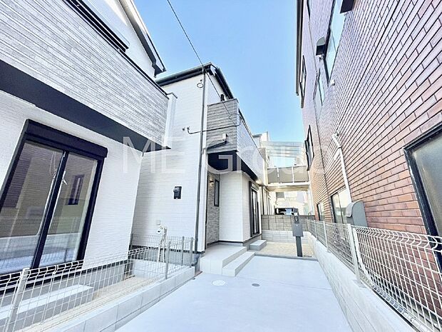 堂々完成！たっぷりの陽光と開放感に包まれる明るい住まい。 