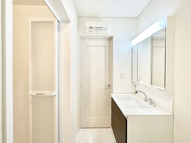 身支度もスムーズにおこなえる脱衣場。