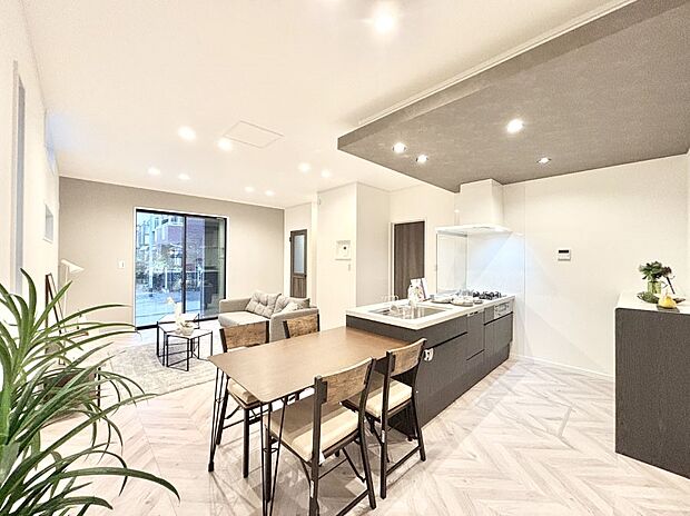 大きな窓からたっぷりの陽光と風を感じられるリビング