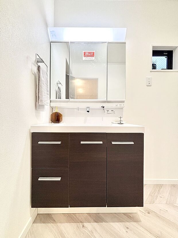 大きく見やすい三面鏡で清潔感ある洗面台は、身だしなみチェックや肌のお手入れにおすすめです。