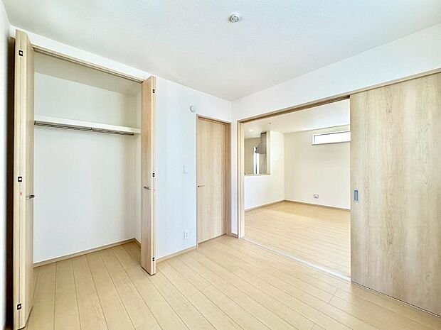 リビング隣接の洋室は個室としても利用できます  