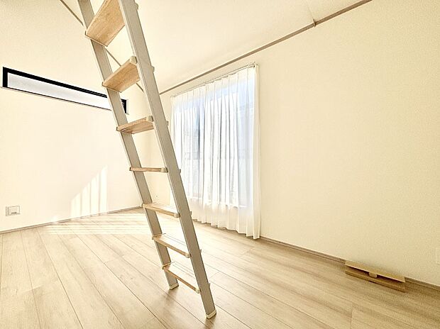 明るいバルコニーサイドに洋室を設置。目覚めの良い寝室に。 