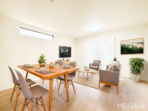 ご家族の賑やかな話し声で包まれる明るいリビング  ※家具はCGです