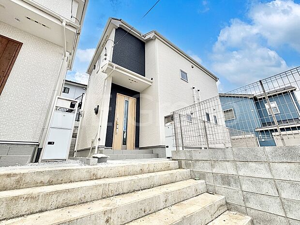 シンプルで落ち着きのある建物は住むかたの個性でオリジナルなものになっていきます。 