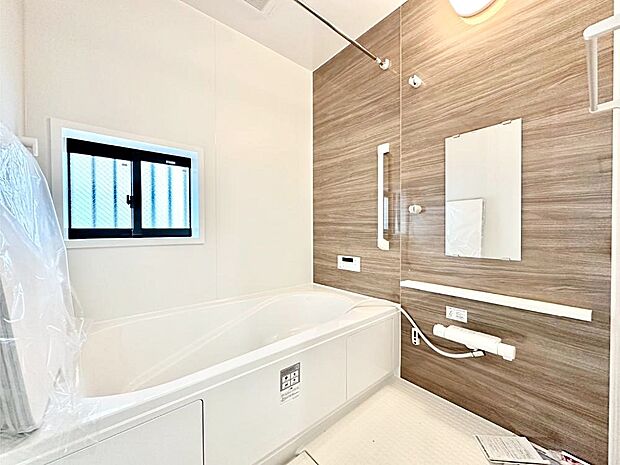 一日の疲れを癒してくれる明るい清潔感のあるバスルーム