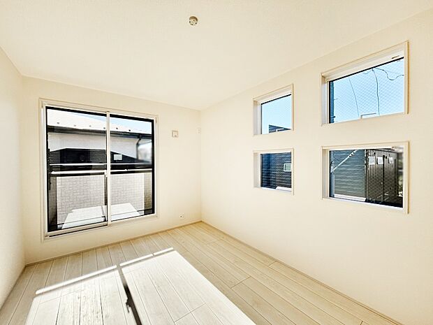 明るいバルコニーサイドに洋室を設置。目覚めの良い寝室に。