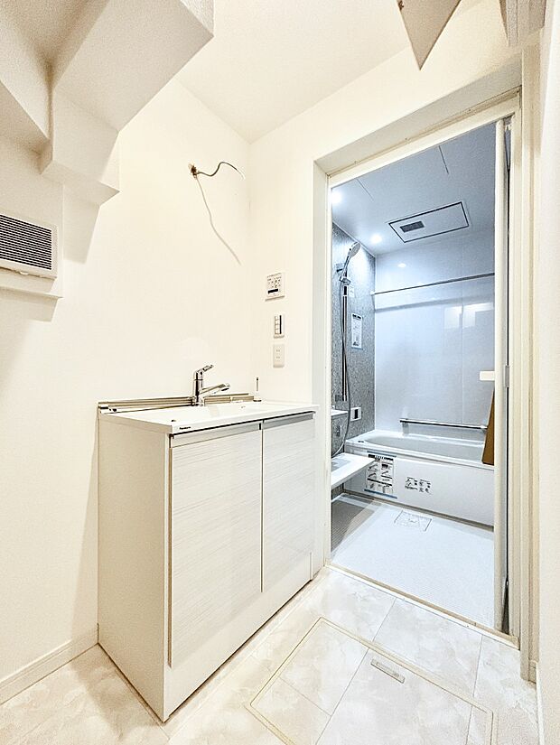 清潔感ある洗面化粧室で朝の身支度も快適（洗面台設置作業中）  