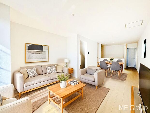 プライバシーも守れる2階リビングは明るく開放感たっぷり！　※家具はCGです