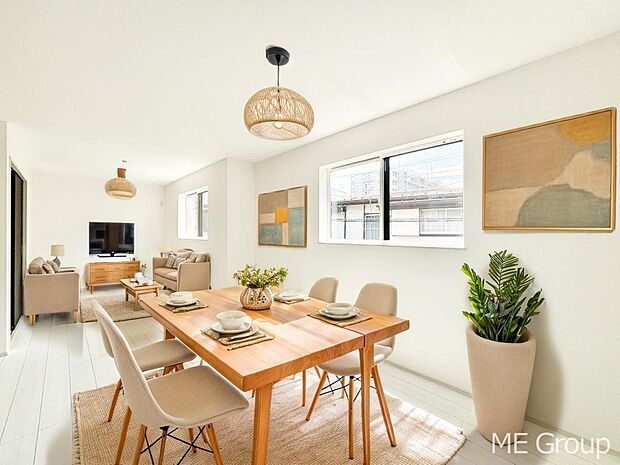 ご家族の賑やかな話し声で包まれる明るいリビング  ※家具はCGです